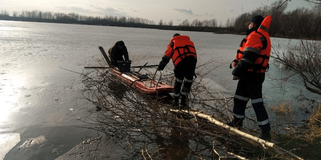 В ГОРОДЕ ДЮРТЮЛИ НА РЕКЕ БЕЛОЙ РЫБАК В БОЛЬШОМ КОТЛОВАНЕ НЕ МОГ ВЫБРАТЬСЯ НА БЕРЕГ, ЛОМАЛСЯ ЛЕД